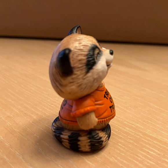 Hallmark vintage Merry Miniatures Halloween “Shirt Tales” figurine from 1983. - Picture 6 of 7